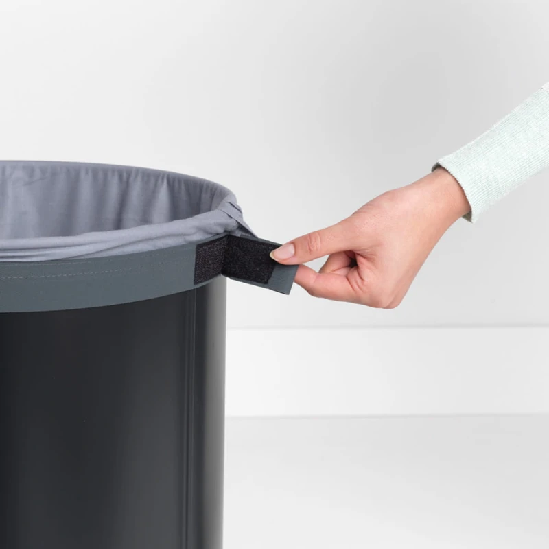 Kosz na pranie 60L czarny matowy z pokrywą korkową