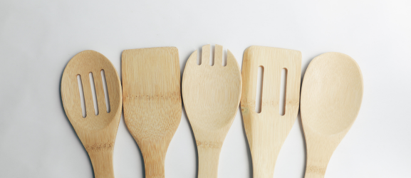 Drewno, silikon czy stal? Jak wybrać przybory kuchenne, które nie niszczą patelni?