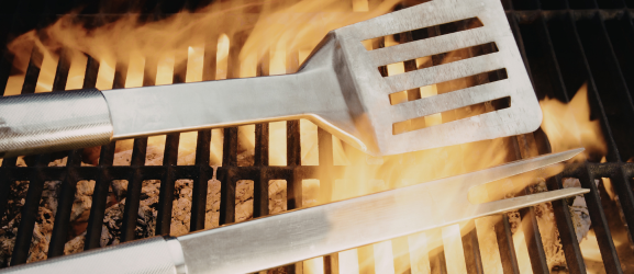 Grill i obiad w ogrodzie: 5 akcesoriów, bez których nie zorganizujesz idealnego garden party