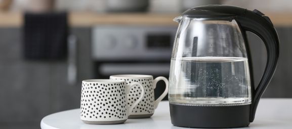 Czajnik elektryczny czy na indukcję? Co pobiera mniej prądu?