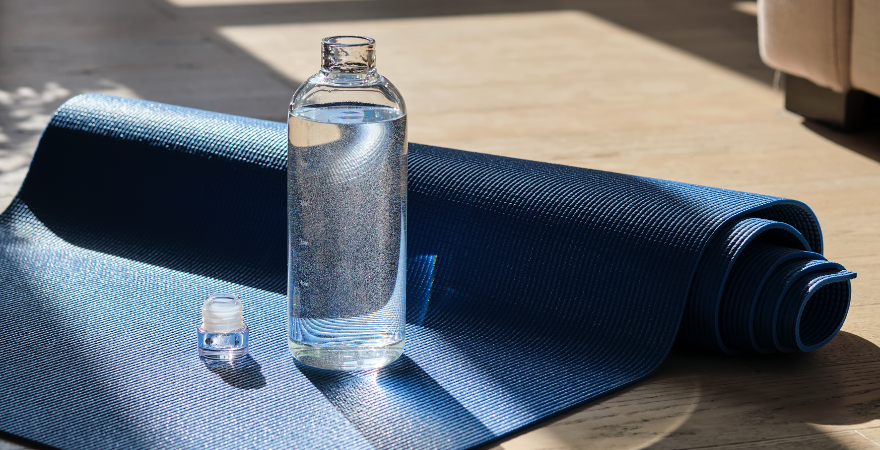 Woda w szkle – dlaczego szklane butelki są lepszym wyborem niż plastik
