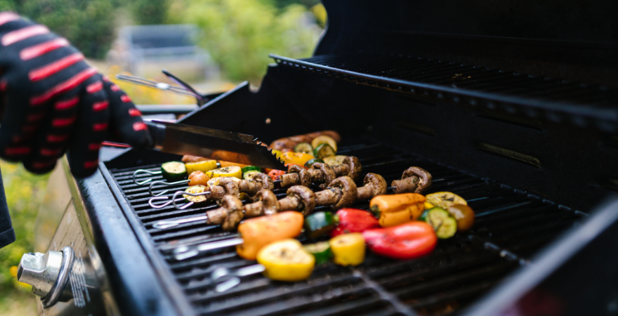 Grillowane warzywa: zdrowy dodatek do letnich posiedzeń przy grillu
