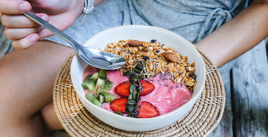 Tropikalne smoothie bowl: egzotyczna uczta na jesienne poranki