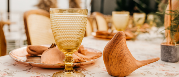 Jesienne kolacje w stylu hygge – naczynia i dodatki stołowe